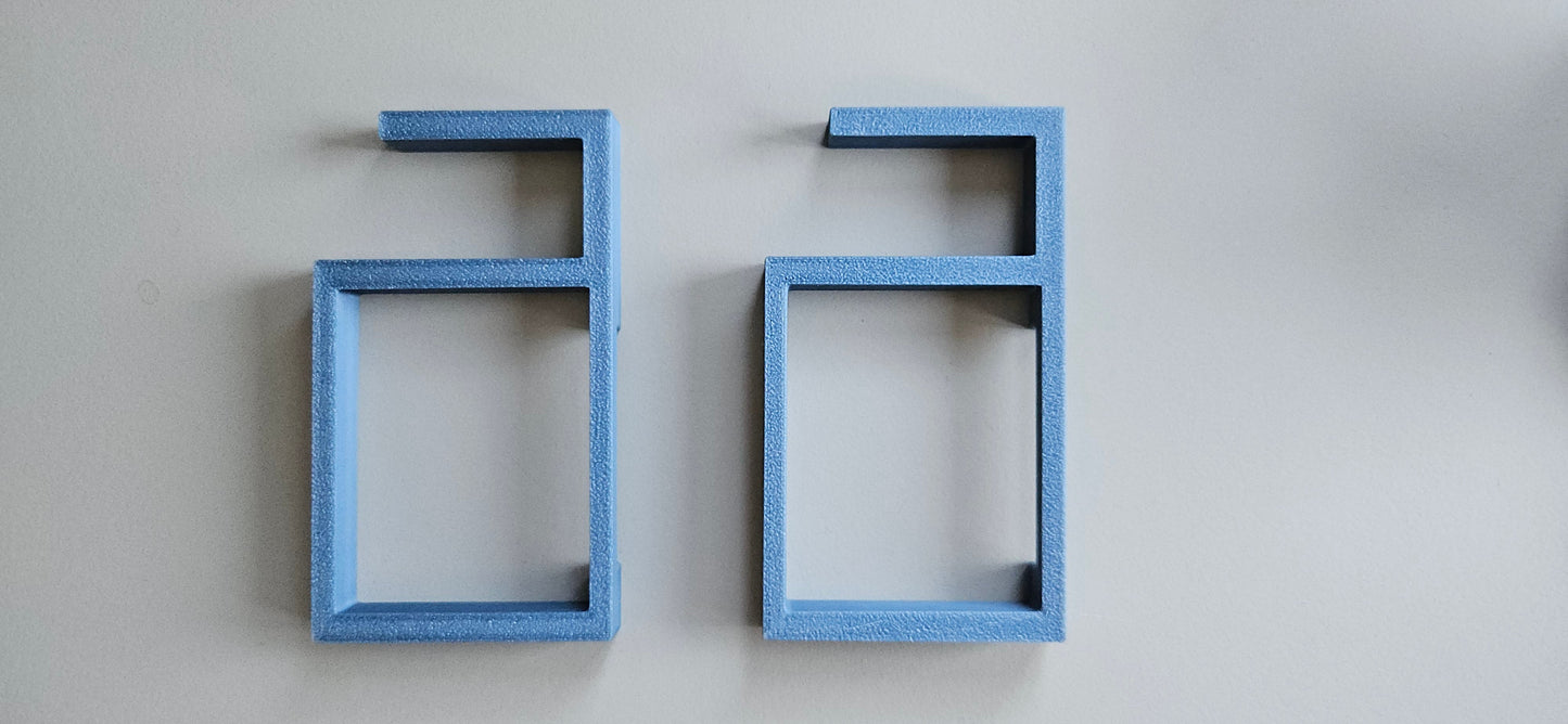 Beugel (2 stuks) om stekkerdoos aan bureau te hangen. Past op Kallax bureaublad van IKEA.