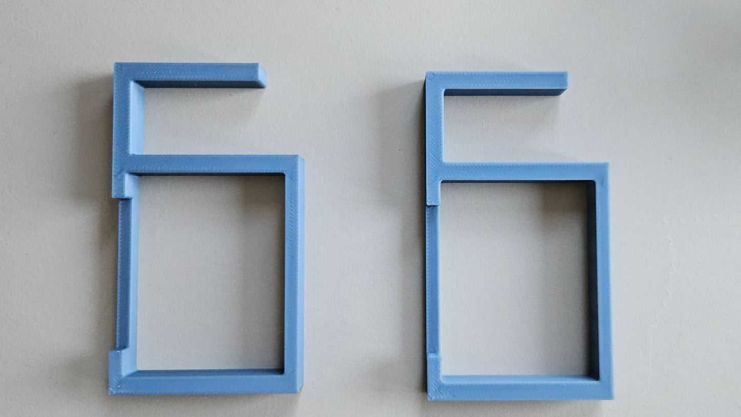 Beugel (2 stuks) om stekkerdoos aan bureau te hangen. Past op Kallax bureaublad van IKEA.